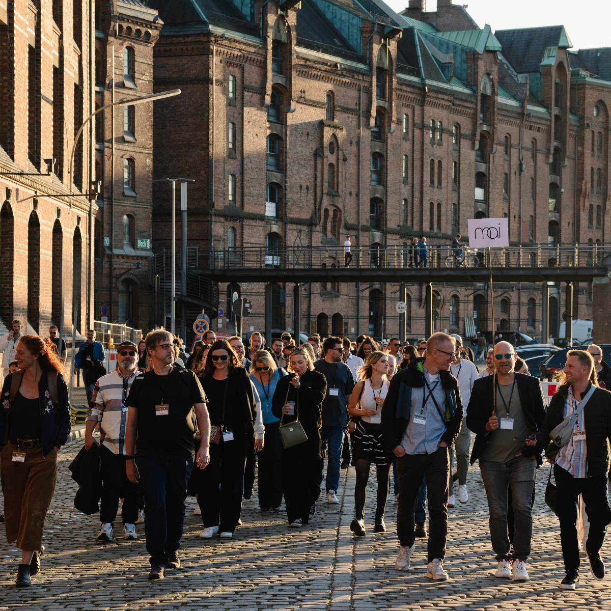 Gruppe von MAI Mitarbeitenden auf dem Weg durch die Hamburger Speicherstadt